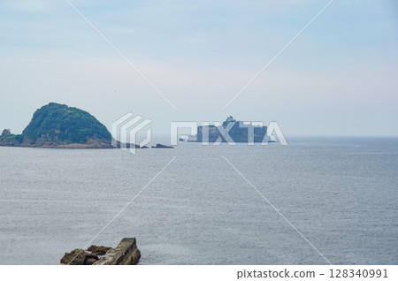 Nakanoshima and Gunkanjima as seen from the southern tip of Takashima 128340991