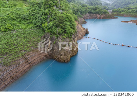 奧島湖有著美麗的碧綠湖水 奧島湖有著美麗的碧綠湖水 128341000