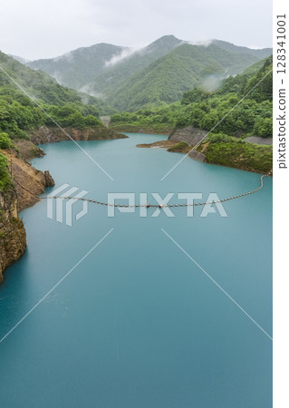 奧島湖有著美麗的碧綠湖水 128341001
