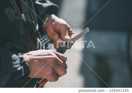 Stripping VVF cable Stripping VVF cable 128341165