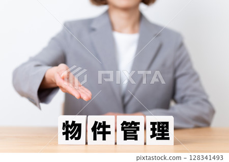 物業管理街區和身著西裝的中年女商務女士 128341493