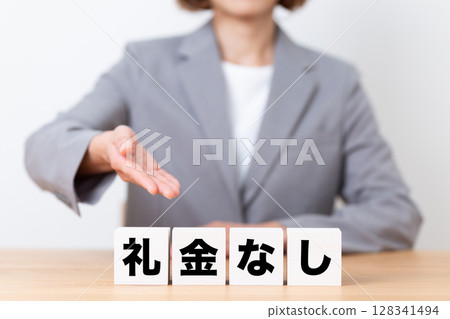 一位身穿西裝、戴著無鑰匙扣的中年女商人 128341494