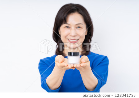 一位中年婦女推薦化妝品 128341753