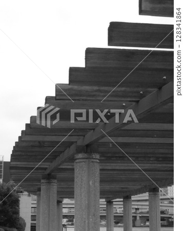 屋頂滿是縫隙 128341864