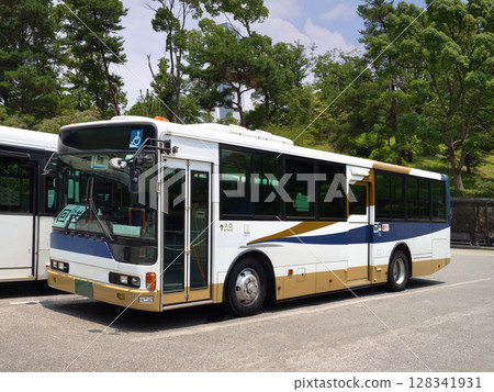 A stopped bus in Tokyo 128341931