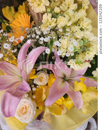 Celebration bouquet 128342109