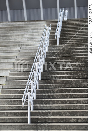 樓梯和扶手的圖片 128342868
