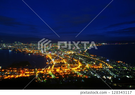在黎明時分多雲的天空映襯下，函館市的夜景閃耀著溫暖的光芒 Ver2 128343117