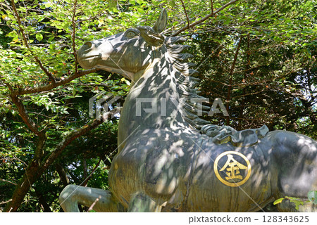 Bronze horse statue in front of Haraedosha, the approach to Kotohira Shrine, Kagawa Prefecture Bronze horse statue in front of Haraedosha, the approach to Kotohira Shrine, Kagawa Prefecture 128343625