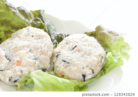 豆腐漢堡配hijiki海藻 豆腐漢堡配hijiki海藻 128343829