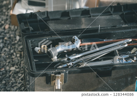 Air conditioner installation copper pipe cutter 128344086