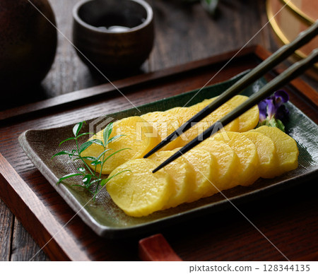 日本料理中的重要配角:擺盤精美的醃蘿蔔片 日本料理中的重要配角:擺盤精美的醃蘿蔔片 128344135