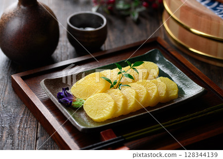 A great supporting role in Japanese cuisine: elegantly arranged slices of pickled radish 128344139