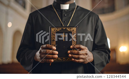 一名男子胸前拿著一本聖經的局部視圖 一名男子胸前拿著一本聖經的局部視圖 128344544