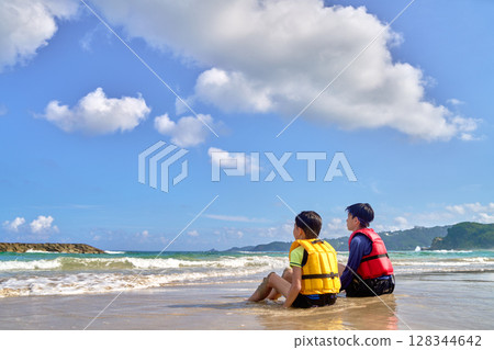 Children looking at the summer sea 128344642
