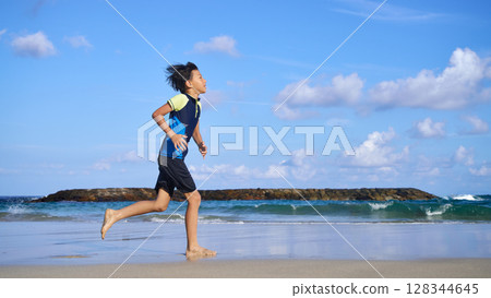 一個男孩在夏日海灘奔跑 128344645