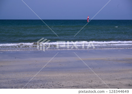 夏季的湘南/鎌倉材木座海岸 夏季的湘南/鎌倉材木座海岸 128344649