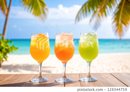 夏日海灘和新鮮果汁 夏日海灘和新鮮果汁 128344759