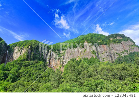 [Nagano Prefecture] The lush greenery of Yonago Falls (Fudo Falls and Gongen Falls) 128345481