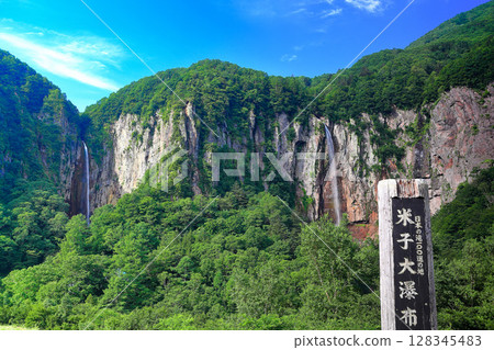 [Nagano Prefecture] The lush greenery of Yonago Falls (Fudo Falls and Gongen Falls) 128345483