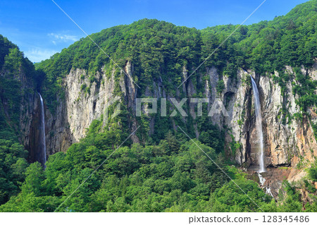 [Nagano Prefecture] The lush greenery of Yonago Falls (Fudo Falls and Gongen Falls) 128345486
