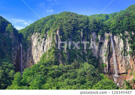 [Nagano Prefecture] The lush greenery of Yonago Falls (Fudo Falls and Gongen Falls) 128345487