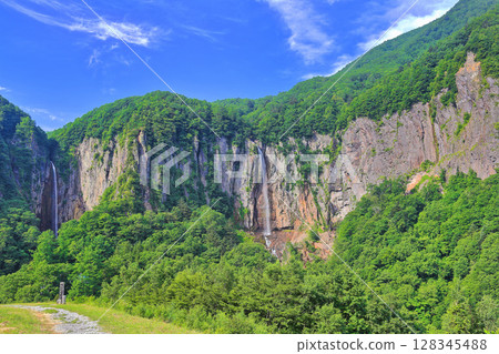 [Nagano Prefecture] The lush greenery of Yonago Falls (Fudo Falls and Gongen Falls) 128345488