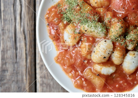 Potato gnocchi with plenty of vegetables and tomato sauce 128345816