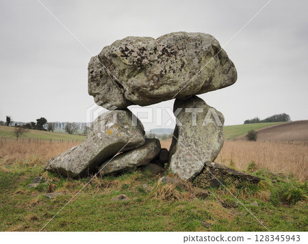 The Devils Den, a dolmen burial chamber, Fyfield, Wiltshire The Devils Den, a dolmen burial chamber, Fyfield, Wiltshire 128345943