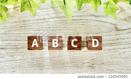 木製立方體上的 ABCD 字母_白板背景 128345991