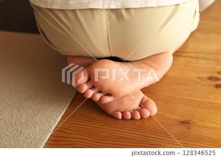 The feet of an elementary school student who spends time indoors barefoot in summer 128346525