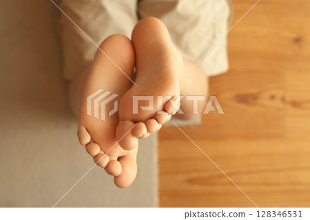 夏天赤腳待在室內的小學生的腳 128346531