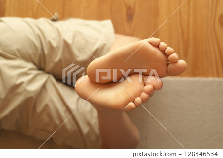 The feet of an elementary school student who spends time indoors barefoot in summer 128346534