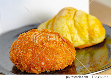 Curry bread and melon bread (croissant) 128347054