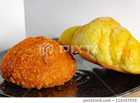 Curry bread and melon bread (croissant) Curry bread and melon bread (croissant) 128347059