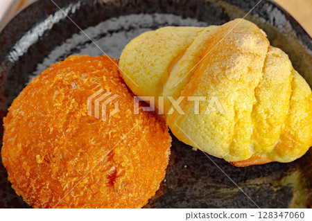 Curry bread and melon bread (croissant) Curry bread and melon bread (croissant) 128347060