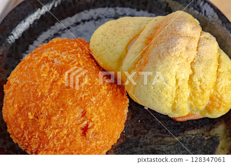 Curry bread and melon bread (croissant) Curry bread and melon bread (croissant) 128347061