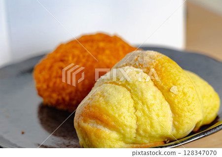 Curry bread and melon bread (croissant) Curry bread and melon bread (croissant) 128347070