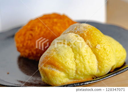 Curry bread and melon bread (croissant) Curry bread and melon bread (croissant) 128347071
