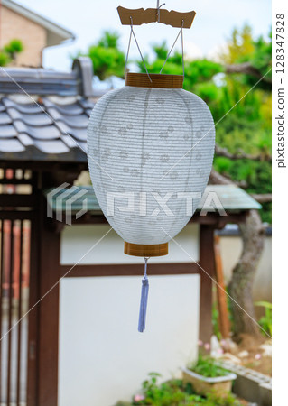 新年盂蘭盆節的圖片，入口處懸掛著白色燈籠 128347828