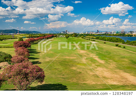 從淀川新橋上俯瞰淀川河岸 從淀川新橋上俯瞰淀川河岸 128348197