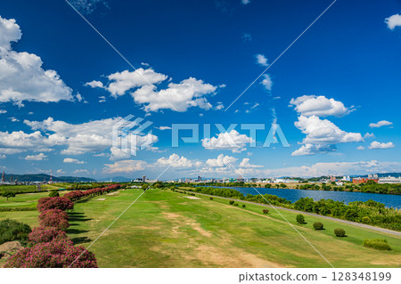 從淀川新橋上俯瞰淀川河岸 從淀川新橋上俯瞰淀川河岸 128348199