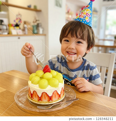 生日蛋糕上擺滿了水果，還有微笑的孩子，男孩和女孩 128348211