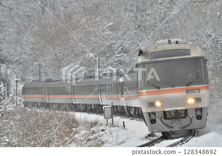 Kiha 85系列飛騨特快列車穿越積雪彎道 128348692