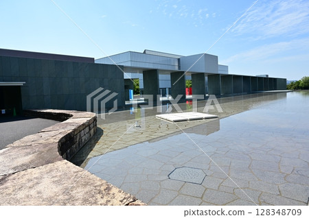 The exterior and waterfront of Toyota Municipal Museum of Art (Aichi Prefecture) 128348709