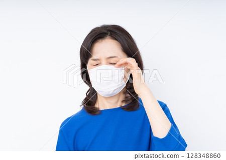戴著口罩的中年婦女 128348860