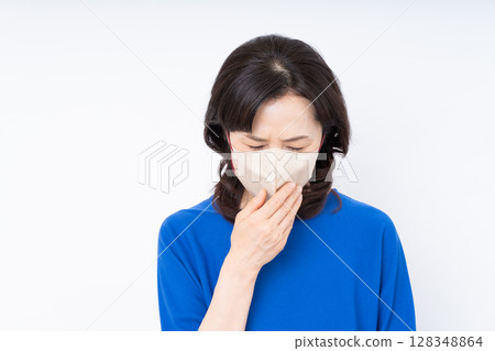 戴著口罩的中年婦女 戴著口罩的中年婦女 128348864