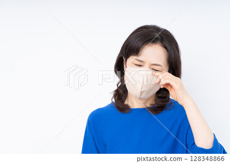 戴著口罩的中年婦女 戴著口罩的中年婦女 128348866