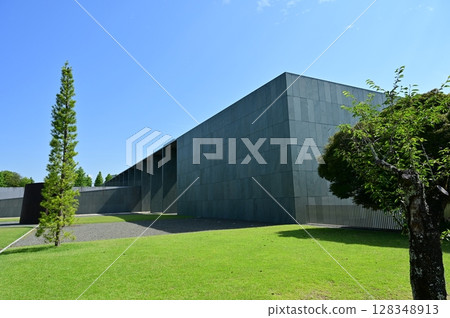 The exterior and lawn of the Toyota Municipal Museum of Art (Aichi Prefecture) 128348913