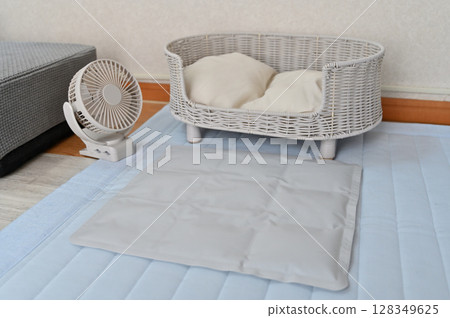 為愛犬準備的夏季用品(寵物涼墊、涼席、小電風扇、寵物涼床)夏季素材 為愛犬準備的夏季用品(寵物涼墊、涼席、小電風扇、寵物涼床)夏季素材 128349625